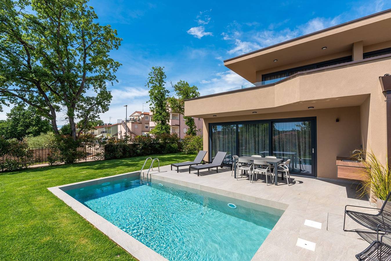 Ganze Wohnung, Erdgeschoss-Wohnung mit Privatpool und Terrasse in Istrien, 150 Meter vom Meer entfernt
 in Karigador, Općina Brtonigla