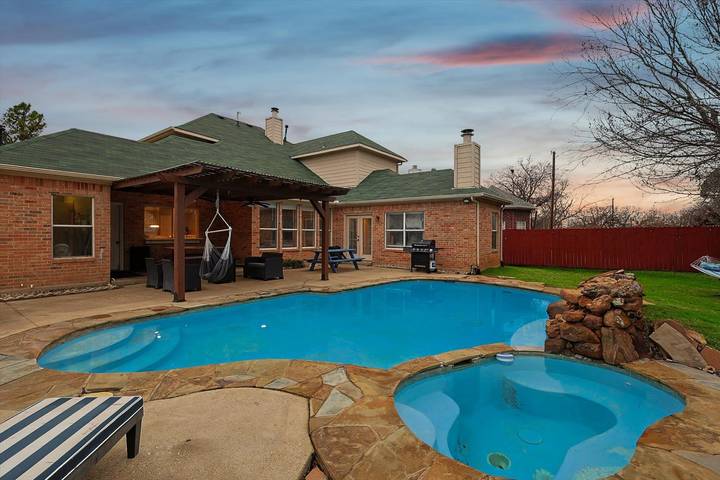 Vacation rental for 11 people, with yard and pool, with pets in Irving