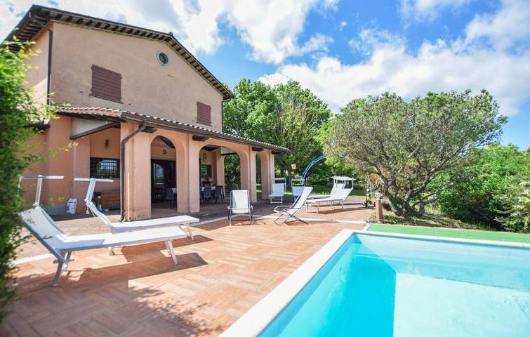 Location de vacances pour 10 personnes, avec terrasse ainsi que piscine et jardin à Calvi dell'Umbria