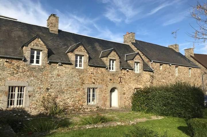 Gîte pour 15 personnes, avec Jardin à Gouville-sur-Mer