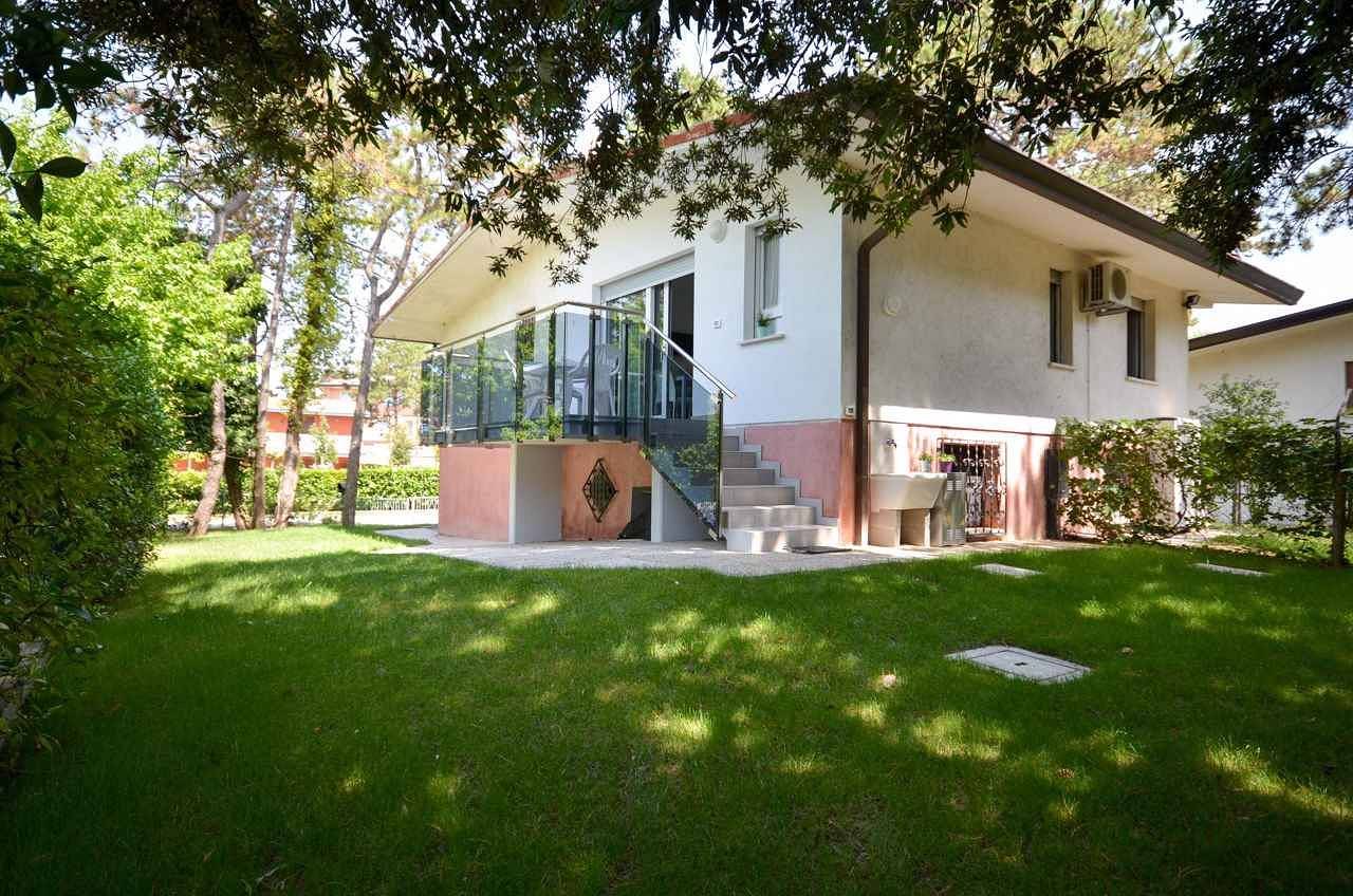 Villa mit Klimaanlage und Balkon  in Bibione, Venice Province