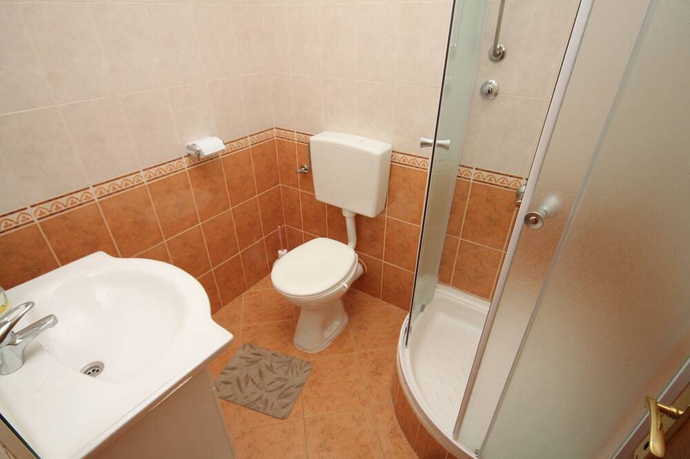 Ganze Wohnung, 1-Zimmer-Ferienwohnung mit Balkon Vis (A-2435-a) in Vis Stadt, Vis