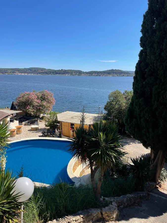 Appartement de vacances pour 2 personnes, avec vue sur le lac et jardin ainsi que piscine et vue, animaux acceptés