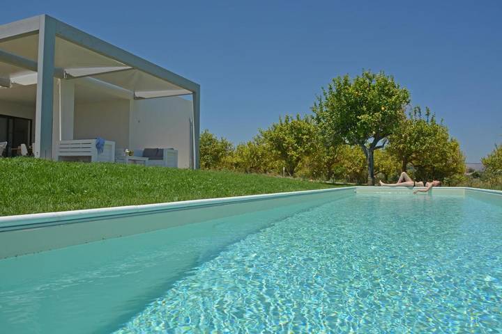 Villa per 7 persone, con piscina e giardino nonché panorama a Noto