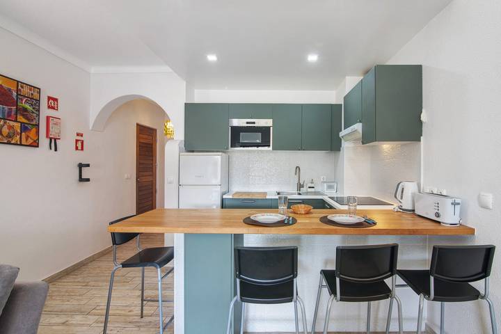 Apartamento entero, Apartamento 'Remodelado Próximo Da Praia' con balcón y Wi-Fi in Albufeira e Olhos de Água, Distrito de Faro