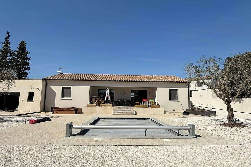 Villa avec piscine et jacuzzi près de Châteauneuf-du-Pape – 12 personnes in Sorgues, Vaucluse