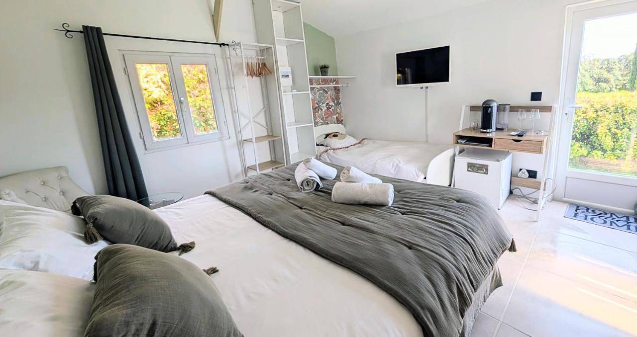 Triple Room with Mountain View in Lagnes, Parc naturel régional du Luberon