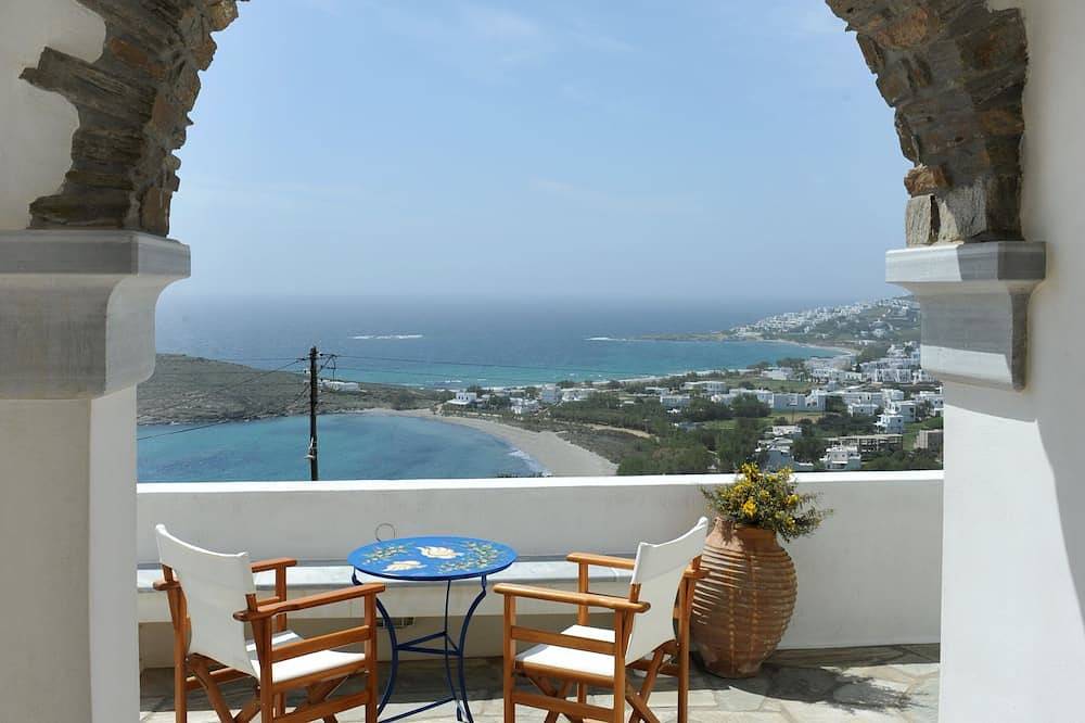 Veranda me thea (Terrasse mit Aussicht) in Ormos Agiou Ioannou, Tínos
