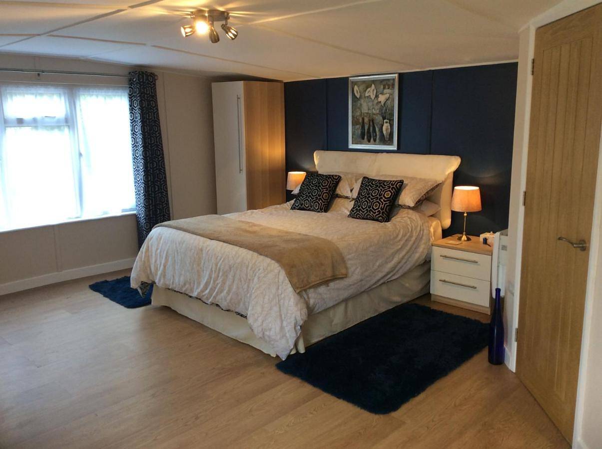 Old Ningwood Station Bed & Breakfast, Ningwood, Isle of Wight Po41 0Tg in Shalfleet, Isle of Wight