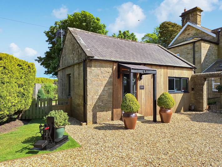 Log cabin for 2 people, with garden, with pets in Northumberland
