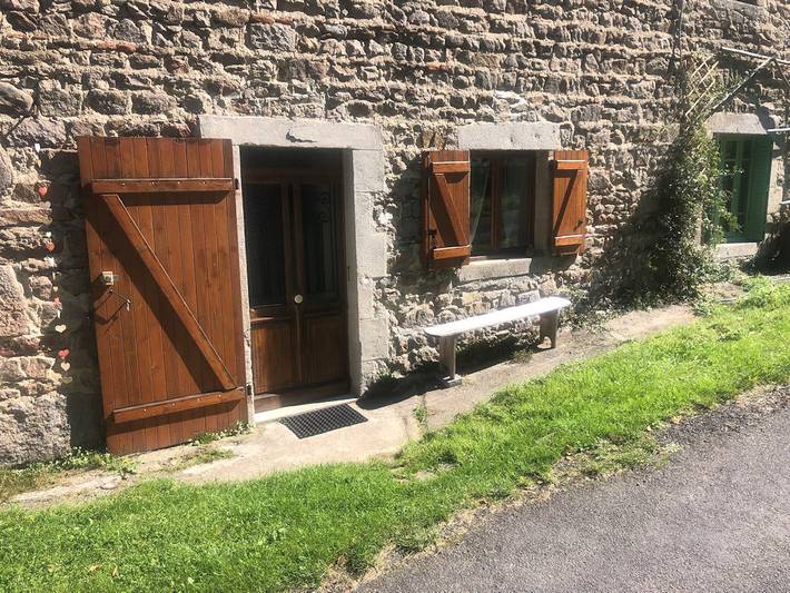 Gîte pour 6 personnes, avec piscine ainsi que terrasse et jardin, animaux acceptés à Malvières