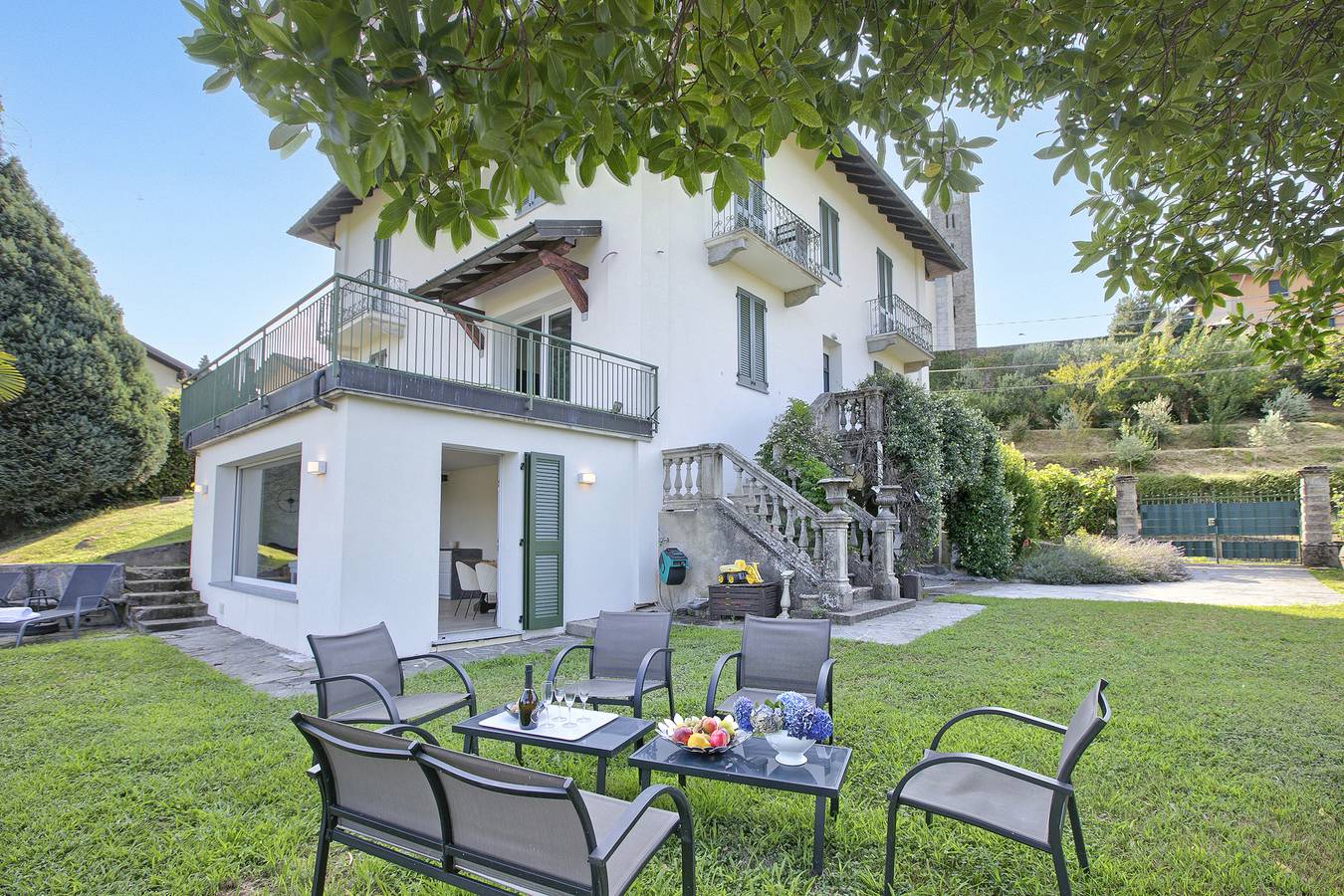 Villa La Rocca Mountain and Lake View in Taino, Lago Maggiore (Lombardei)