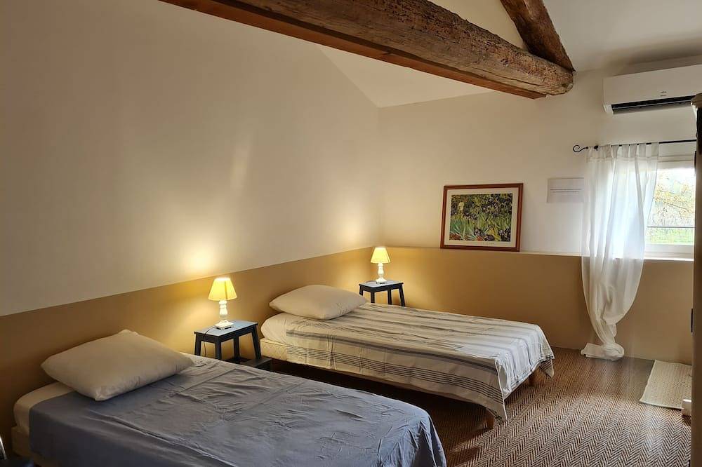 Großes Bauernhaus aus dem 18. Jahrhundert auf dem Land in Orange, Vaucluse