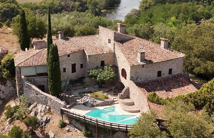 Location de vacances pour 10 personnes, avec Terrasse et Jardin ainsi que Piscine et Vue dans Le Pont d'Arc