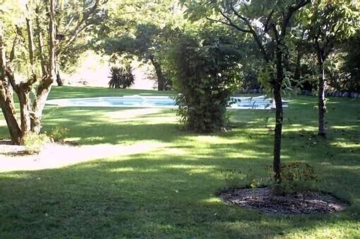 Gîte pour 2 personnes, avec jardin et piscine