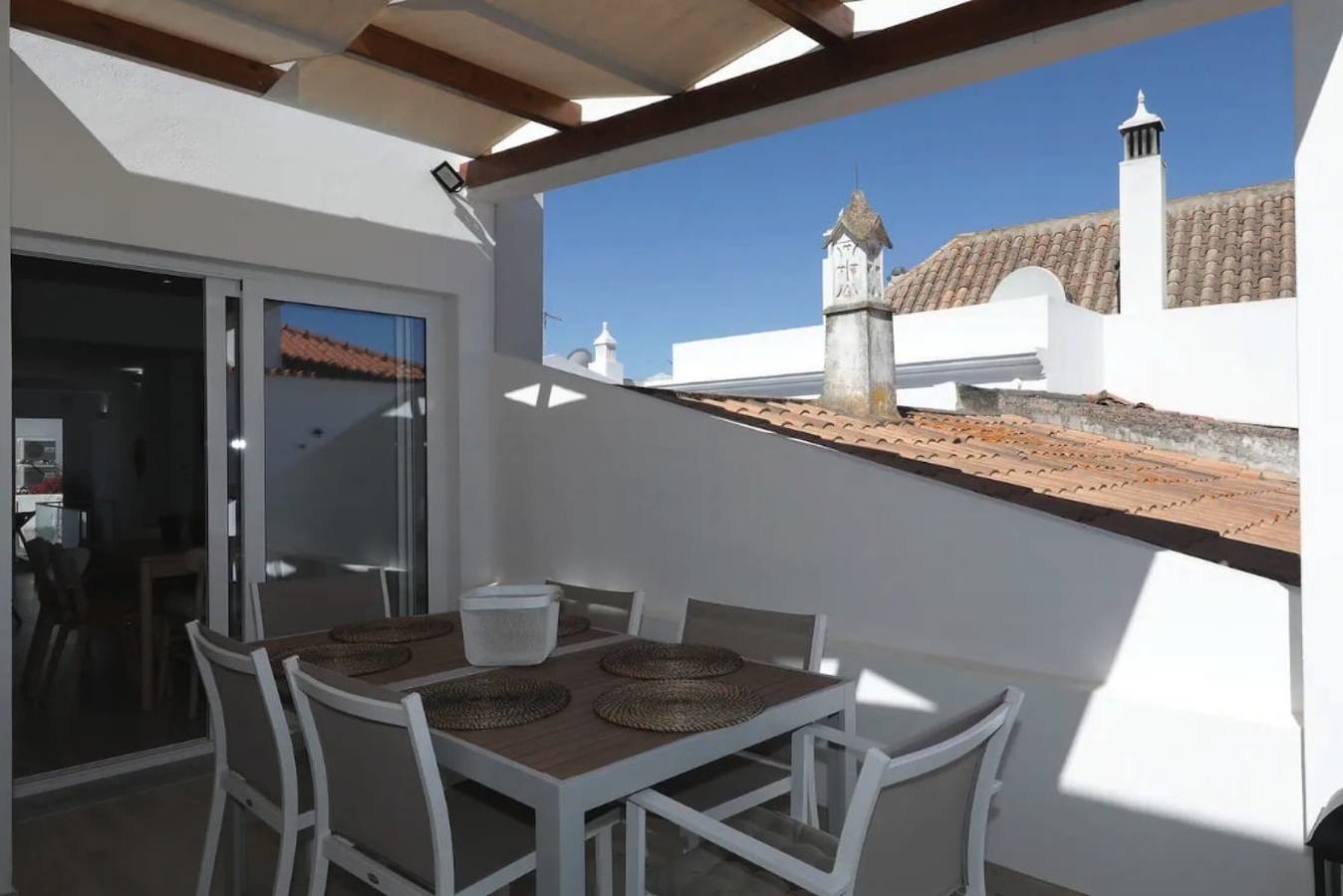 Casa vacanze 'Bougainvillea' con terrazza privata, Wi-Fi e aria condizionata in Tavira, Tavira (Santa Maria)