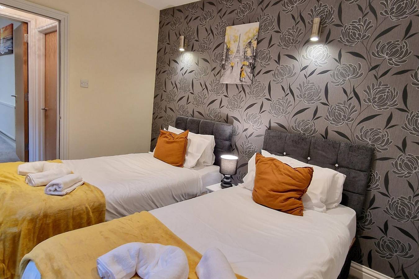 Entire holiday apartment, Apt - Sleeps 5/6 - Parking - Train Station Close in Coventry, Birmingham Area