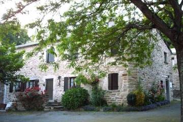 Gîte pour 15 personnes, avec jardin et terrasse, animaux acceptés à Prémian