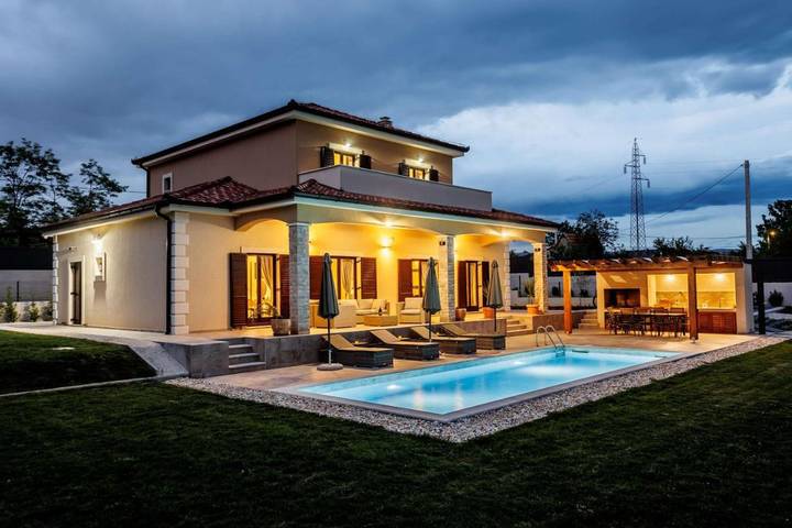 Villa pour 10 personnes, avec balcon ainsi que piscine et jardin à Sinj