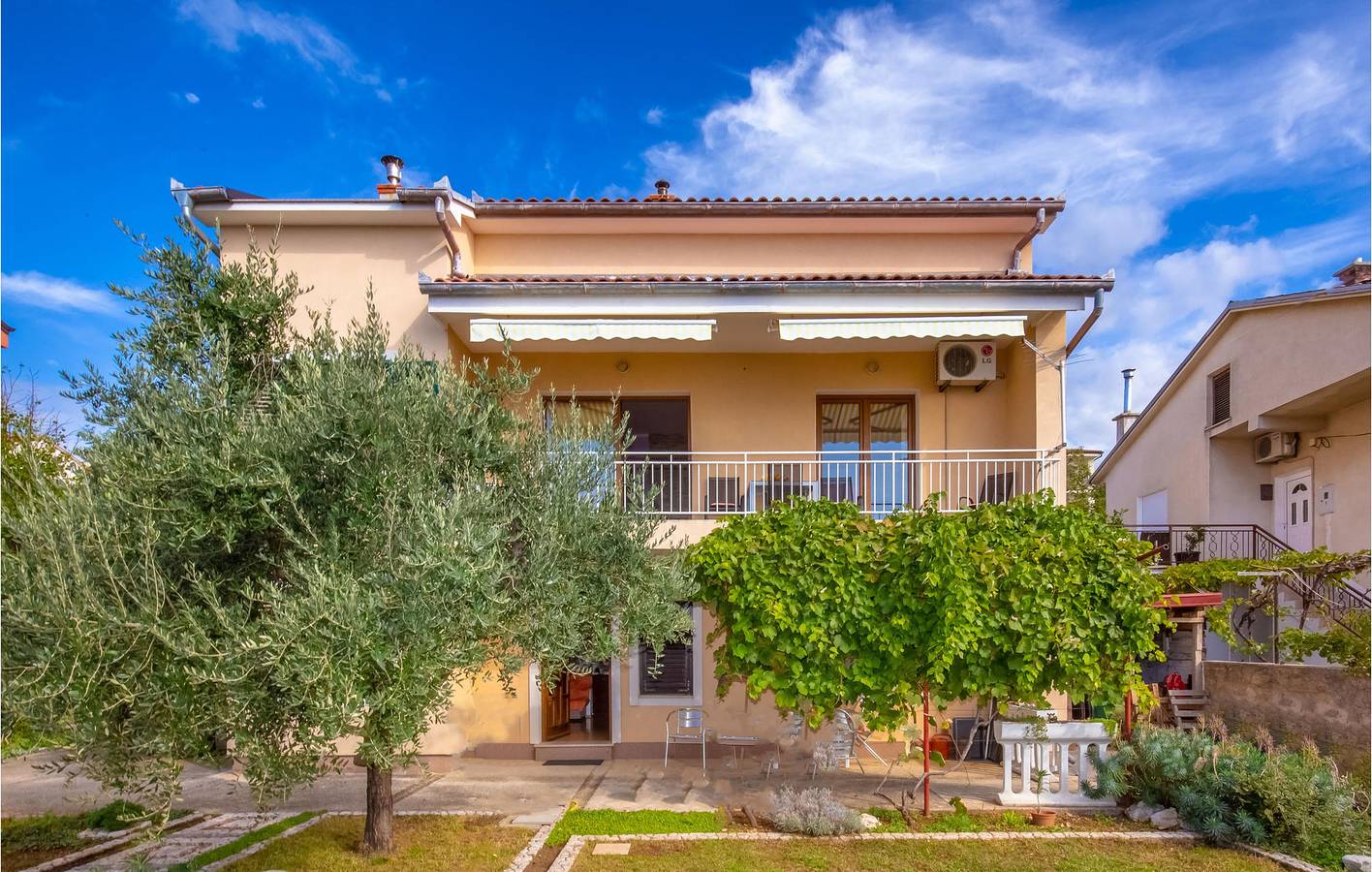 Ganze Ferienwohnung, Apartment am Meer mit Terrasse, Parkplatz und WLAN – 400 m vom Strand entfernt in Novi Vinodolski, Primorje-Gorski Kotar