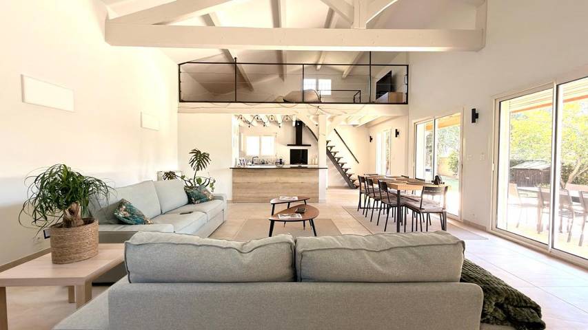 Location de vacances pour 8 personnes, avec Terrasse ainsi que Jardin et Piscine à Saint-Just