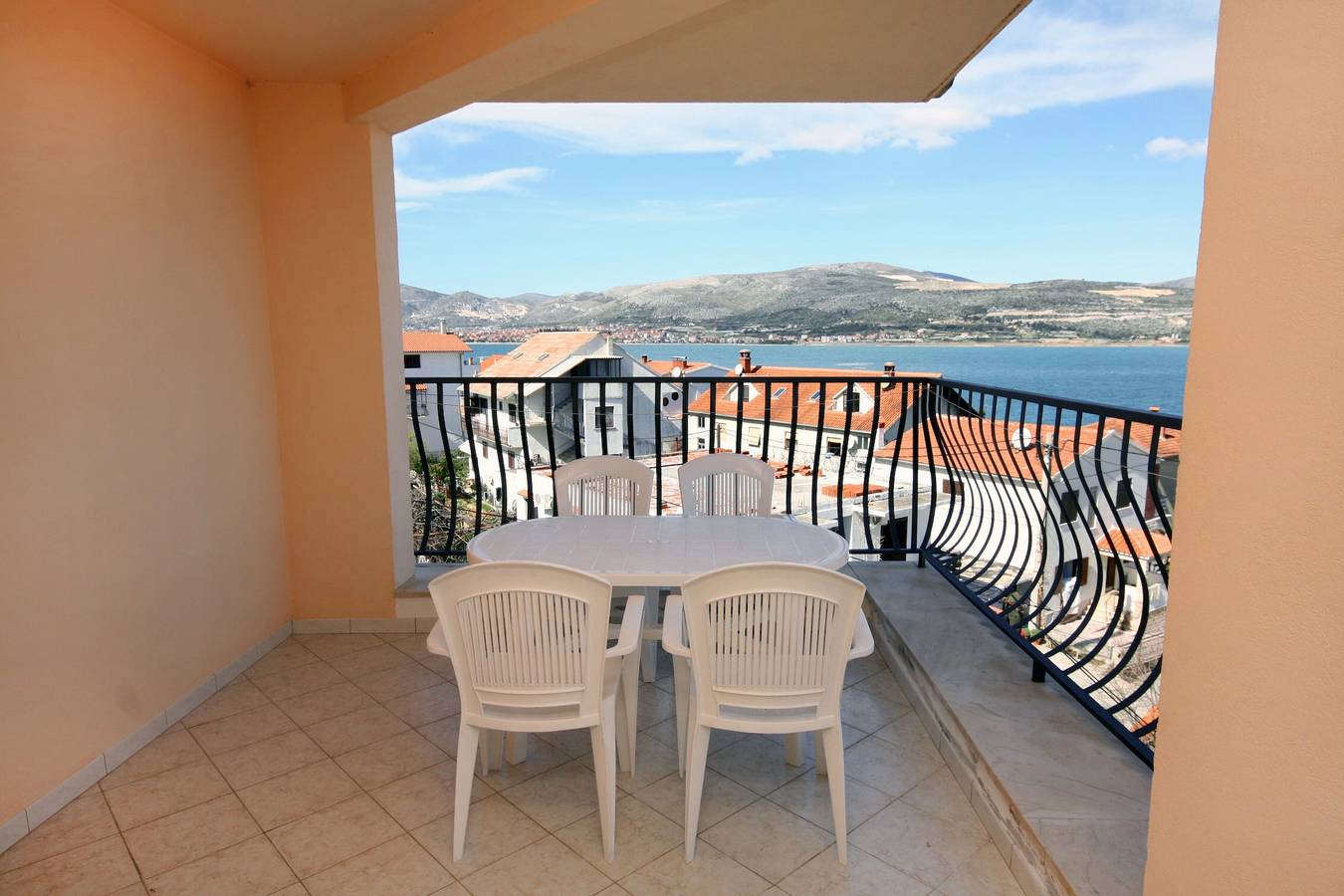 Entire apartment, One bedroom apartment with terrace and sea view Mastrinka, Čiovo A-4836-c in Mastrinka, Ciovo