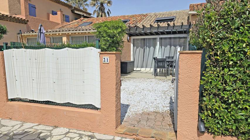 Location de vacances pour 4 personnes, avec terrasse, adapté aux familles dans Plage de la Nartelle - 2
