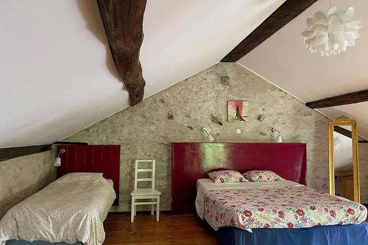 Gîte pour 4 personnes, avec jardin dans Lucenay-l'Évêque - 2