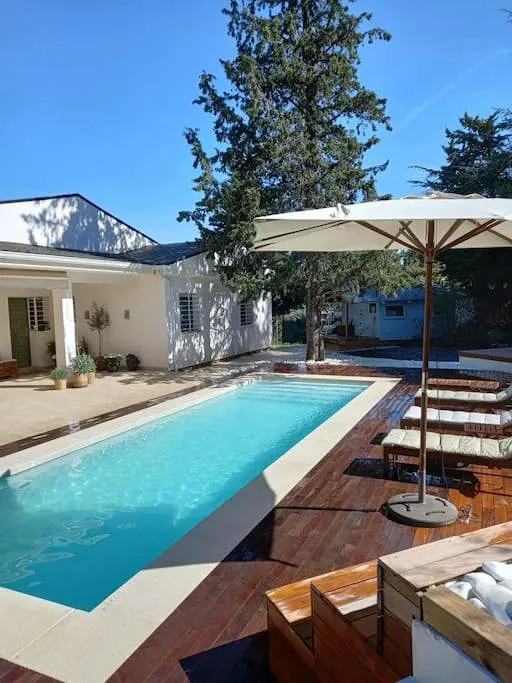 Chalet para 8 personas, con terraza y piscina - 1