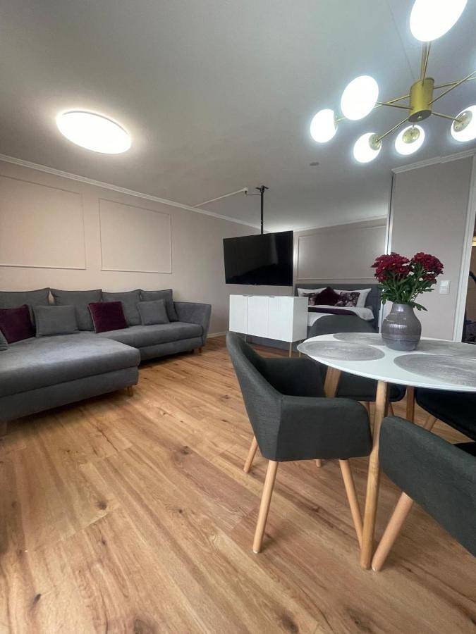 Ferienwohnung für 2 Personen, mit Pool und Ausblick sowie Seeblick und Balkon - 1