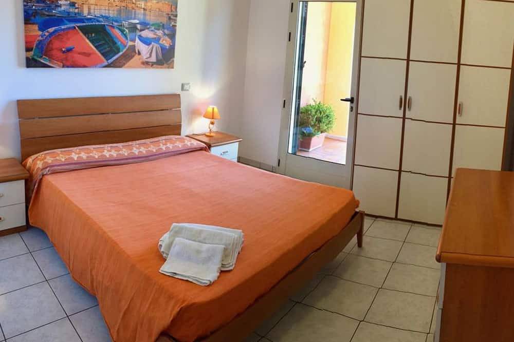 Entire apartment, Paradiso Vistamare-Grande Solarium Wi.Fi.Fre Otranto a 10km - Primo Piano in Santa Cesarea Terme, Lecce Province