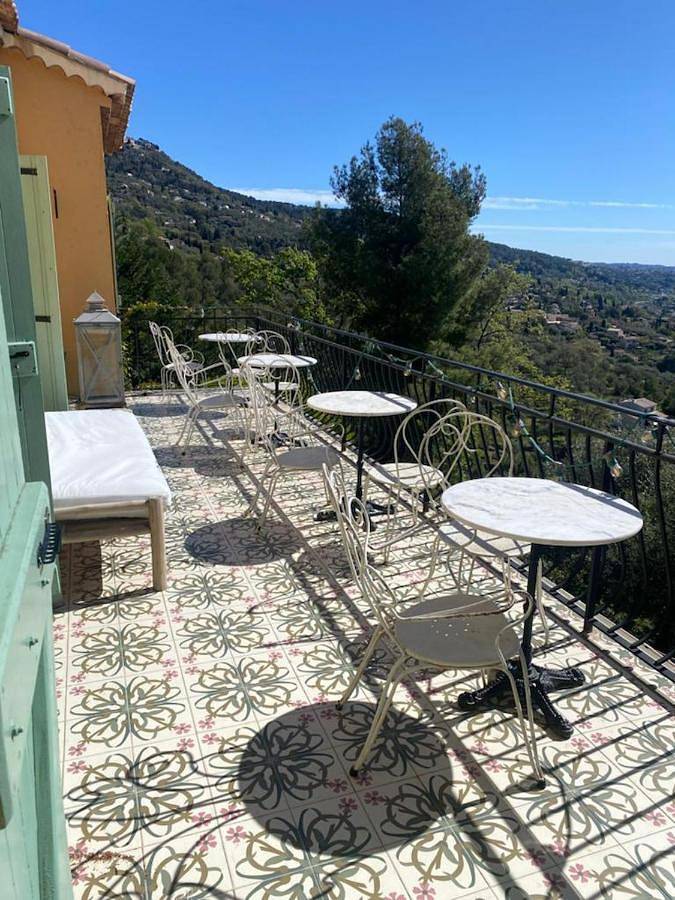 Location de vacances pour 21 personnes, avec terrasse ainsi que jardin et piscine à Spéracèdes - 2