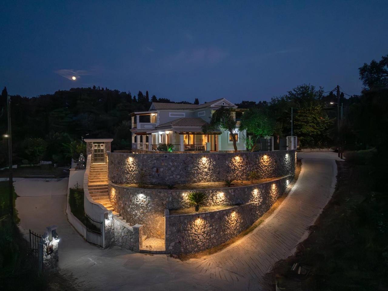 Villa 'Logas Hill' met Uitzicht op de Bergen, Wi-Fi en Airconditioning in Corfu