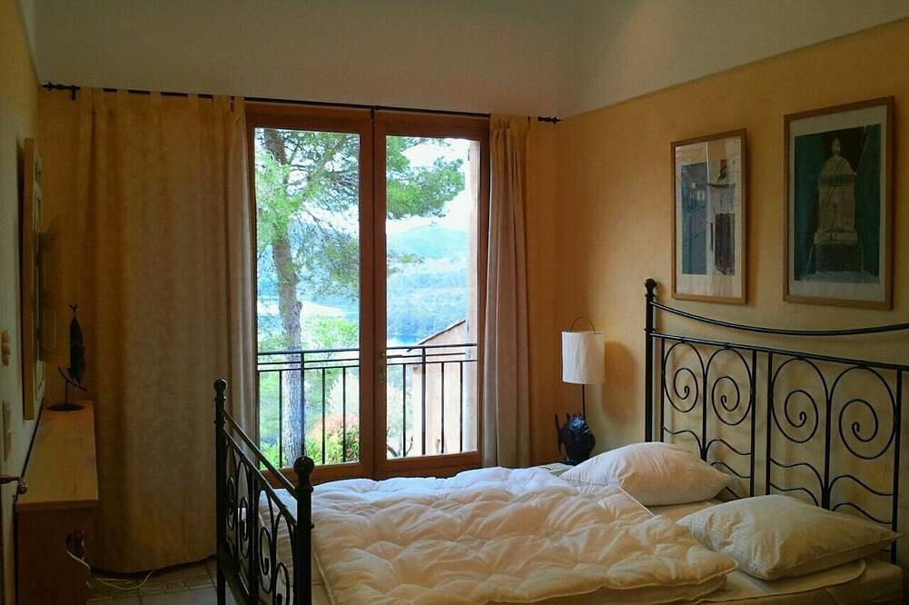 Provence guest house with panoramic views - 2 bedrooms & balcony overlooking the lake in Esparron-de-Verdon, Verdon Regional Natural Park