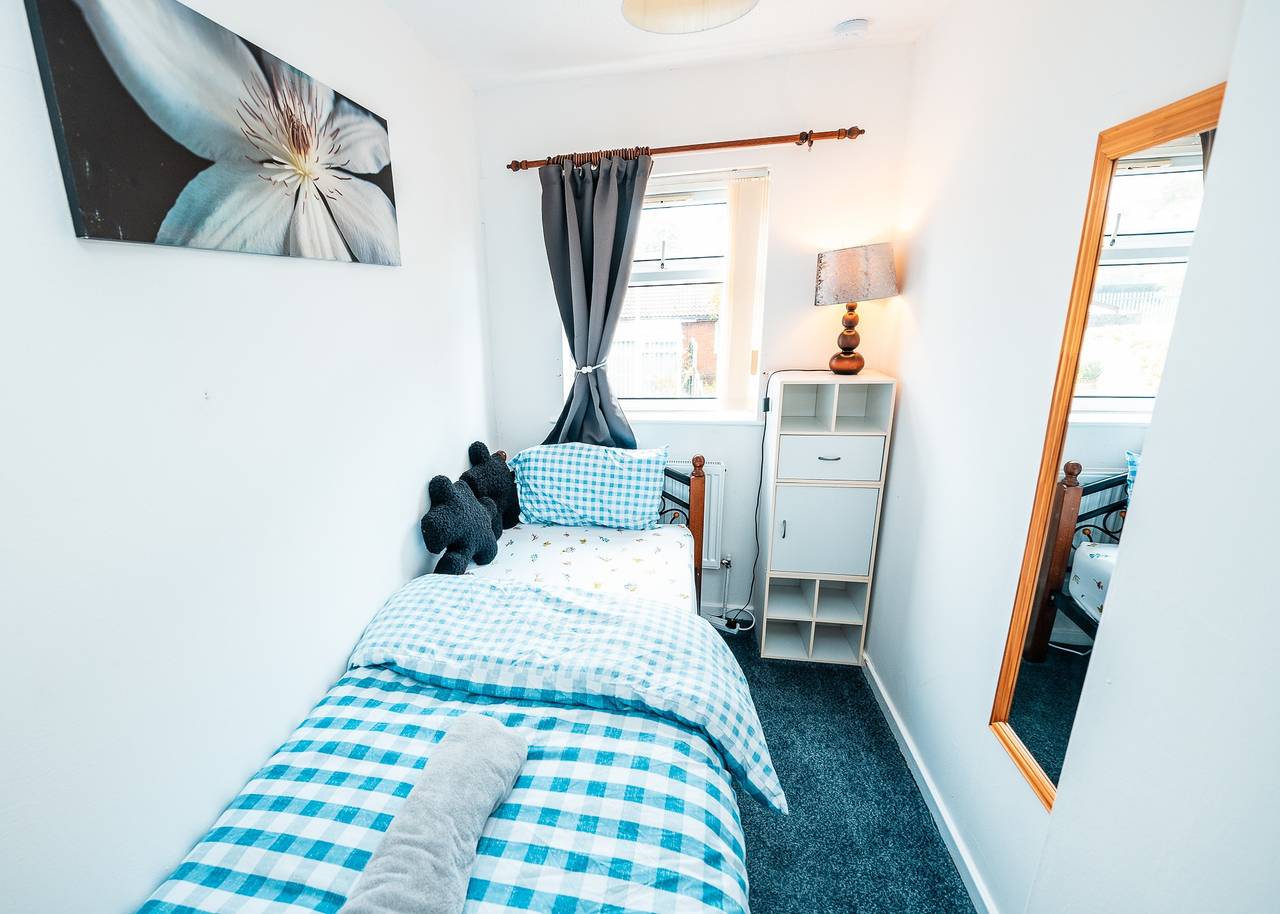 3-Bed City Retreat - Sleeps 7, Garden & Parking in Gran Mánchester