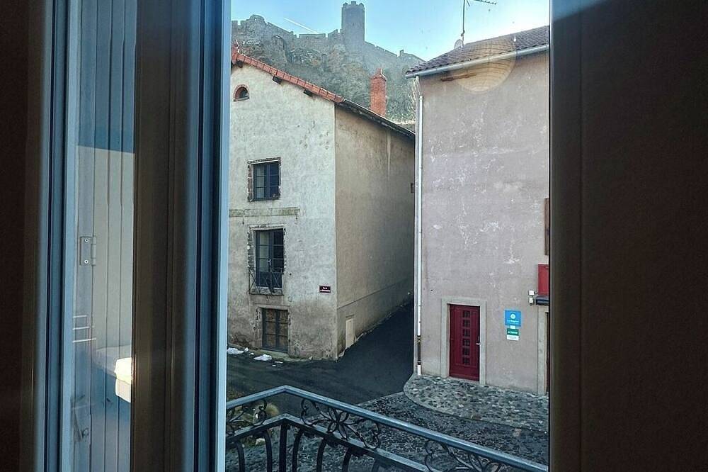 Maison de bourg près du château in Polignac, Haute-Loire