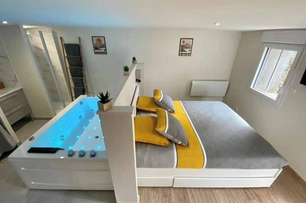 Entire apartment, Appartement Jardin et Spa in Bressuire, Deux-Sèvres