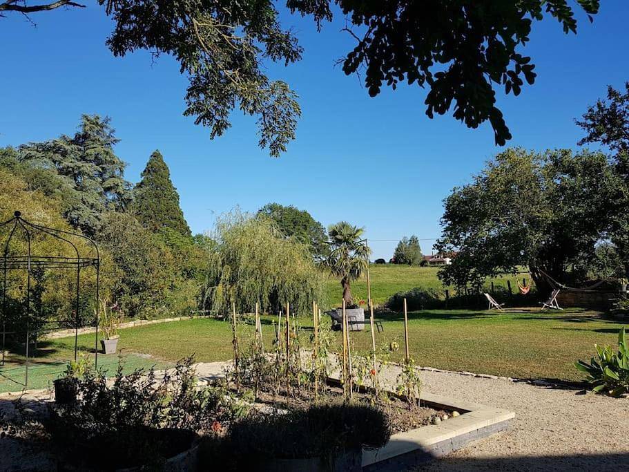 Appartement entier, Three-Bedroom Apartment in Ciry-le-Noble, Région de Charolles