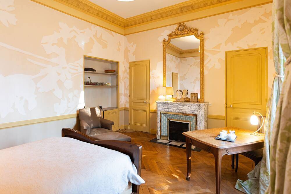 Guestroom des Muses, an immersion in 1900 French culture. in Irigny, Rhône