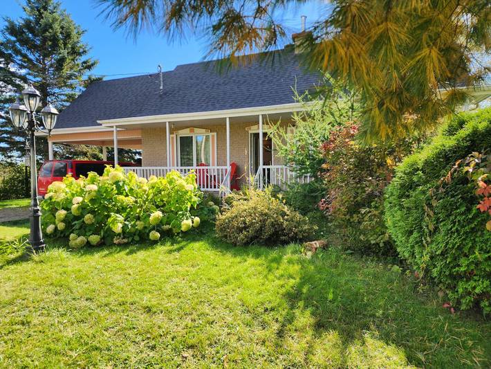 Vacation rental for 7 people, with garden and balcony as well as view in Saguenay–Lac-Saint-Jean