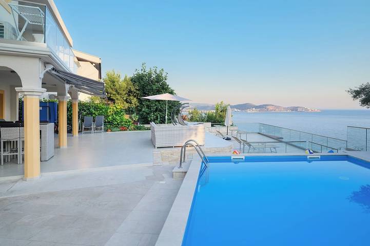 Ferienhaus für 14 Personen, mit Pool in Montenegro