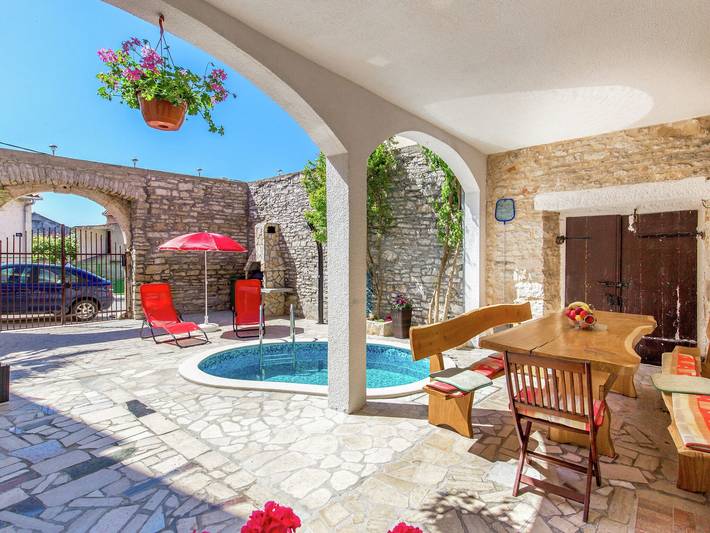 Ferienwohnung für 5 Personen, mit Balkon und Pool, kinderfreundlich in Pula-Medulin