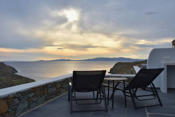 Location de vacances pour 8 personnes, avec vue sur l’océan ainsi que terrasse et jardin dans Tinos - 2