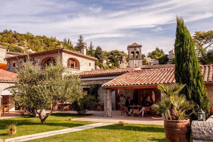 Hôtel pour 3 personnes, avec jardin ainsi que piscine et vue à Labeaume - 2