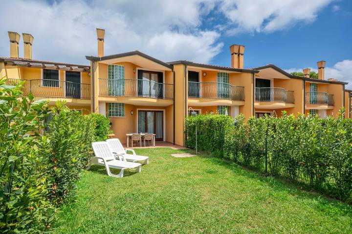 Appartamento per 4 persone, con sauna e giardino nonché balcone e piscina, adatto a famiglie con bambini in Albarella