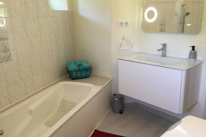 Gîte pour 2 personnes, avec piscine ainsi que jardin et terrasse à La Garde-Adhémar - 3