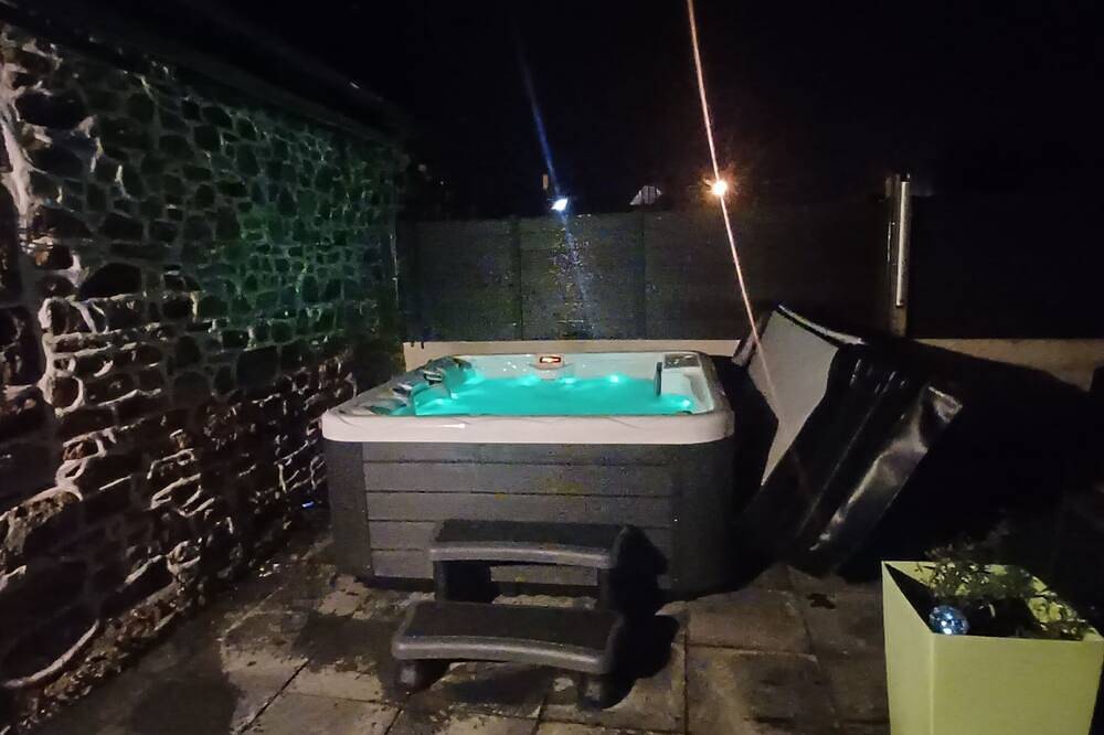 Casa Rural equipada con un spa privado a 5 minutos de las playas de arena blanca in Trélévern, Costa de granito rosa