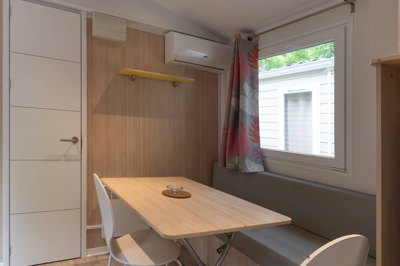Mobil-home 'Mobil-home B - 1-4 Pers' avec piscine partagée, terrasse privée et jardin commun in Lavilledieu, Ardèche