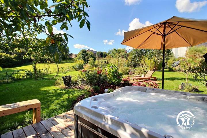 Gîte pour 4 personnes, avec Jacuzzi et Terrasse ainsi que Jardin et Piscine à Guer