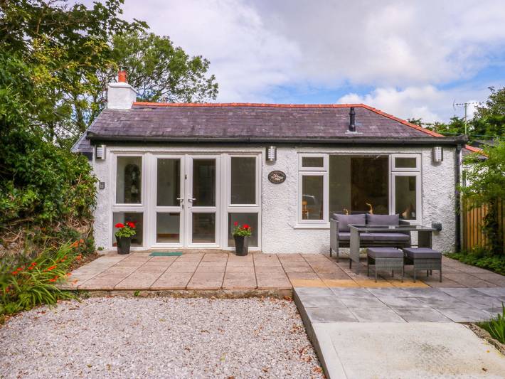 Log cabin for 4 people, with garden, with pets on the Isle of Anglesey